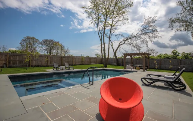 Viña y arena: NY Wine Country's Newest and Chicest B&B--Sala 2