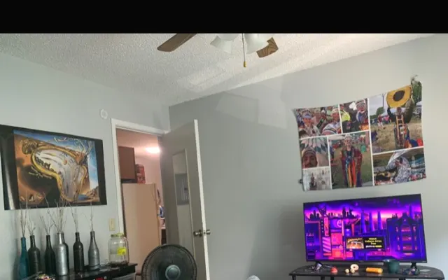 Apartamento divertido hombre de mente abierta yo
