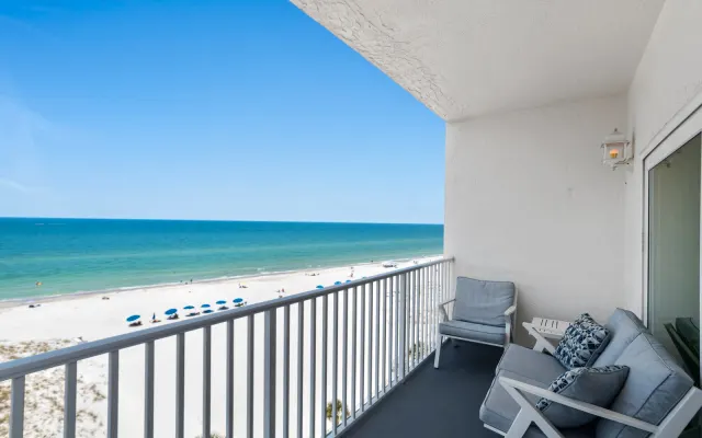 Madeira Beach Direct Beachfront Unit-Lots of Space-Amenities-Parking