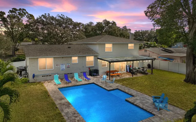 Cozy & Fun family escape; game room, pool, near the beach, spacious!