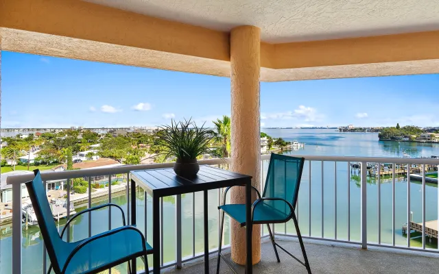 Stunning Waterfront Condo Steps to St. Pete Beach-Pool-Spa-Pickleball