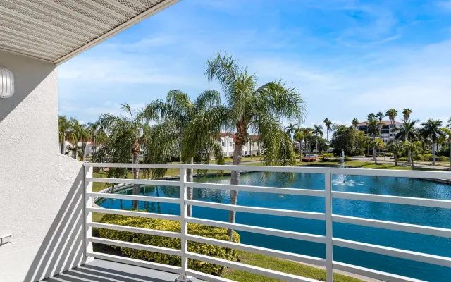 Modern Isla Del Sol Condo Near Beaches + Great Location + Pool & Spa