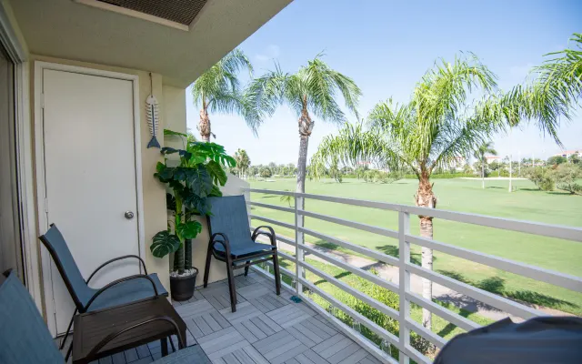 Isla Del Sol Condo Near Beaches & Ft. DeSoto Bike Trails-Spacious-Pool