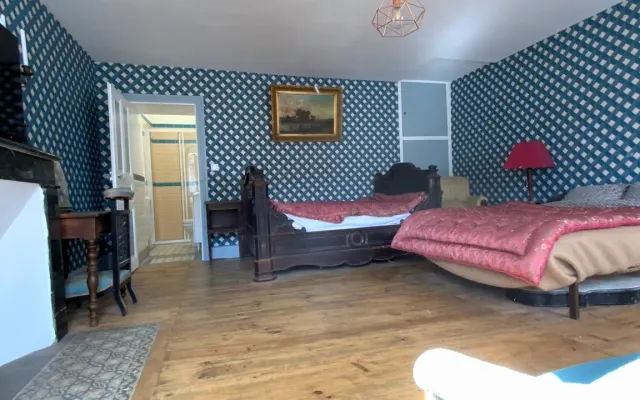Blue room with en-suite bathroom in a homestay
