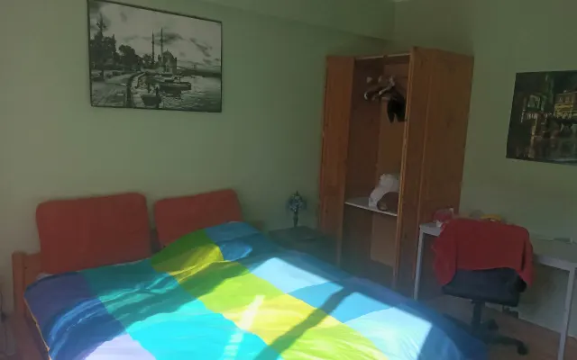 Quarto muito luminoso e grande com cama de casal