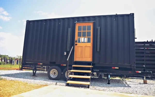 Cozy Container Home Retreat: A Stylish Haven for Urban Explorers