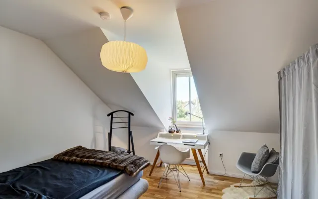 Habitación de invitados en soleado piso con azotea en Múnich...