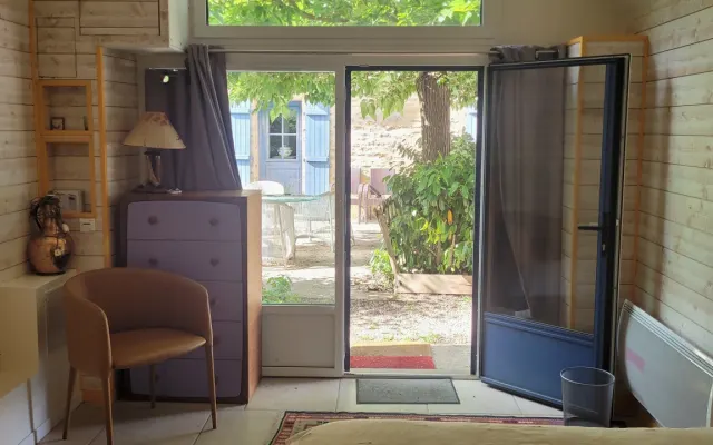 Joli cottage de 18m2, avec WC, douche et lavabo. Environnement calme.