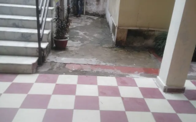 Un luogo con una gamma di strade principali e di punti di riferimento