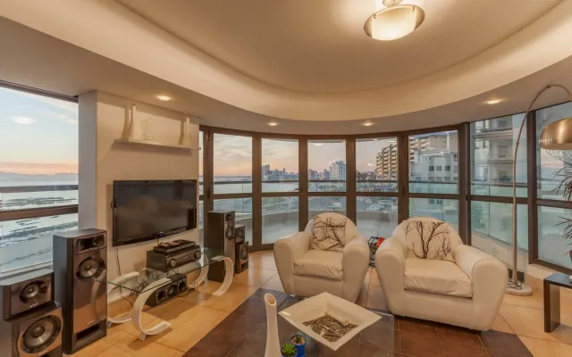 Apartamento à beira-mar com vistas panorâmicas