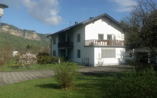 Große gemütliche Ferienwohnung 1. Stock. April- Oktober, bis 6Personen