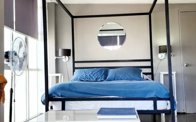 Habitación luminosa en PH con terraza privada.