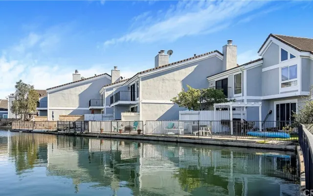 Waterfront Beach House

This fabulous 4 bedroom waterfront townhome.