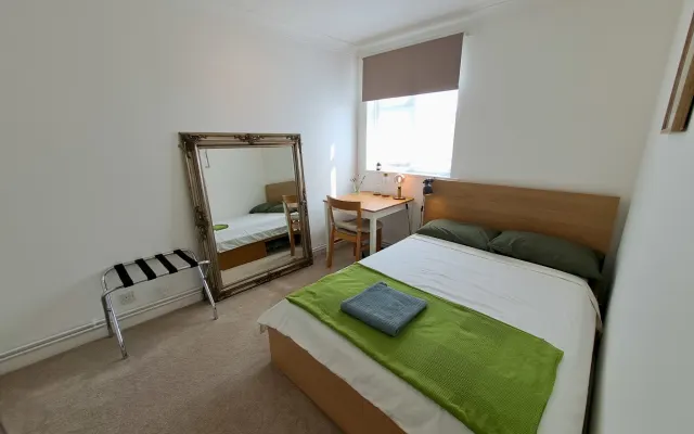 Geräumiges, ruhiges Doppelzimmer in Wohngemeinschaft