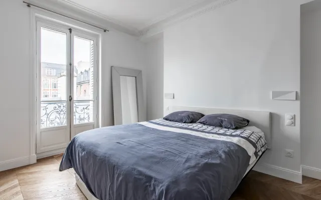 Elegante dormitorio con baño privado