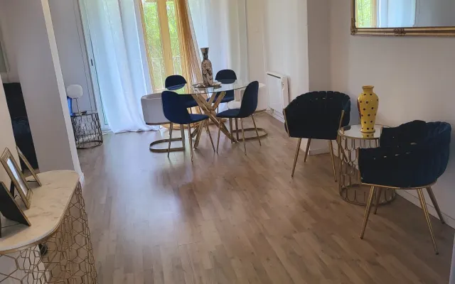 apartamento acolhedor e tranquilo com um pequeno terraço