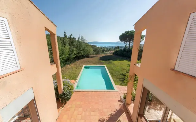 Habitación con vistas al mar en villa de estilo mediterráneo