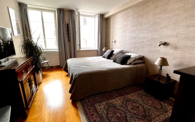 95m2 Gemeinschaftswohnung im Herzen von Paris mit 14m2 Schlafzimmer