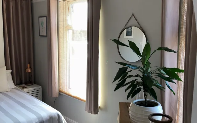Cómoda habitación en casa de los propietarios. Excelente ubicación...