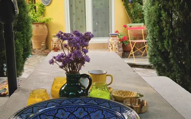 Bela casa cheia de ambiente com um grande jardim mediterrânico