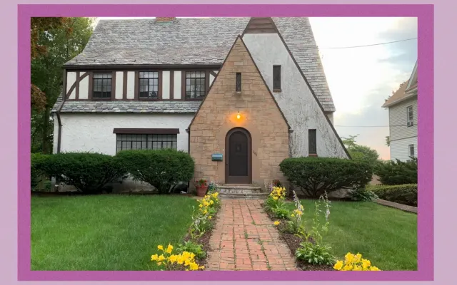 Two Beautiful Private Bed/Sitting Rooms + Private Bathroom Near Center