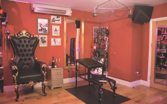Bayswater Spacious Basement BDSM Studio Apartment