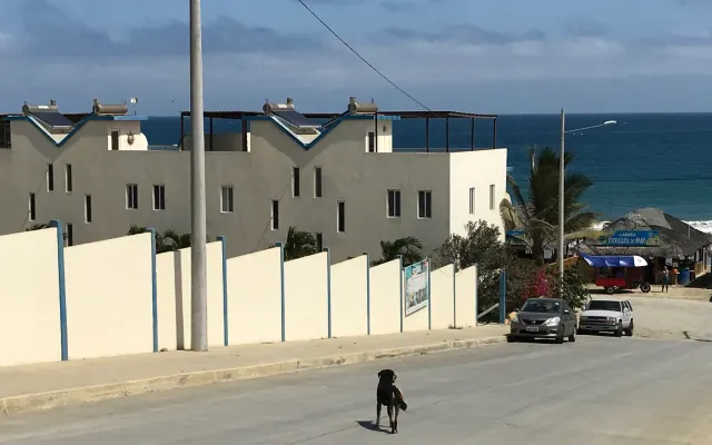 Il s'agit d'une maison de ville, en face de la plage. Chambre et salle