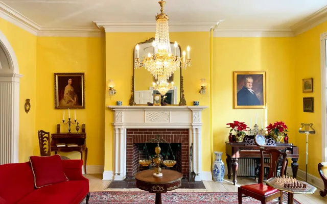 Elegant Stay in Historic Mansion Room 1