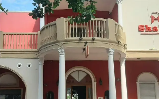 Unser Hotel hat einen Swimmingpool und eine schöne Terrasse,