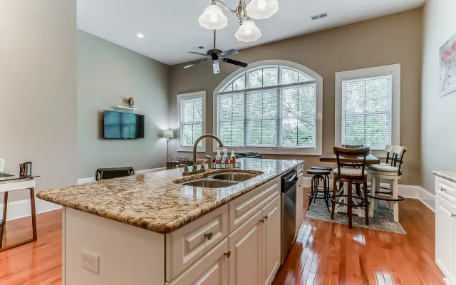 Amazing Condo near Downtown Savannah! King beds & walkable. Fun Times!