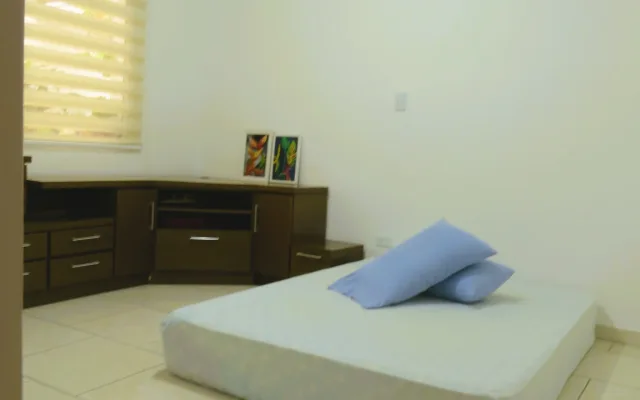 Simple private room in a quiet neighborhood of Medallo.