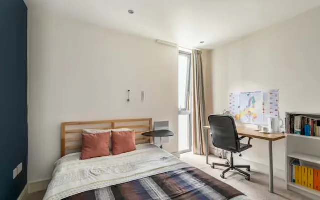 Spacious Double Room with Workspace in Zone 1