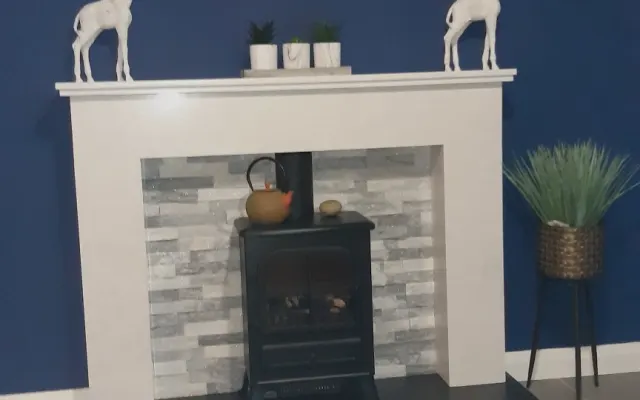 Double room with access to own bathrrom . Close to city centre .