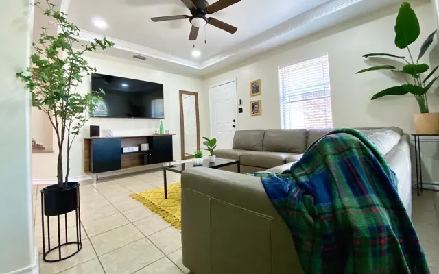 Casa Chespirito w/ king Size bed & Private backyard.