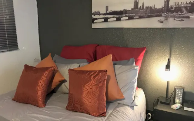 "K4T Pride Haven : Célébrez les séjours LGBTQ avec style !"