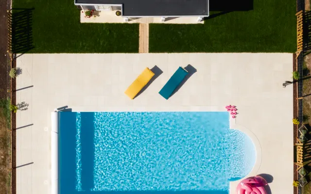 Gite di campagna nella Valle della Loira con piscina privata in estate