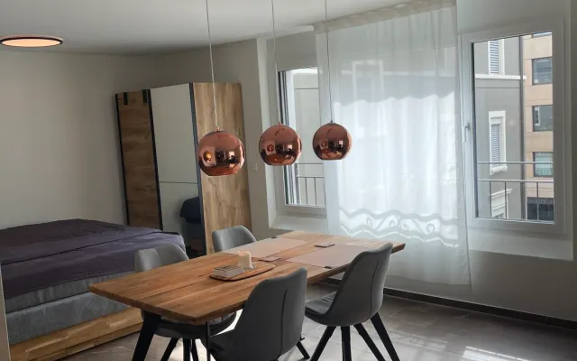 Stylish City Centre flat with balcony & king bed