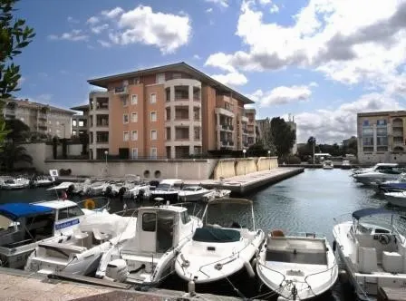 T3 von Philomene, Terrasse auf dem Jachthafen von Port-Fréjus, Garage