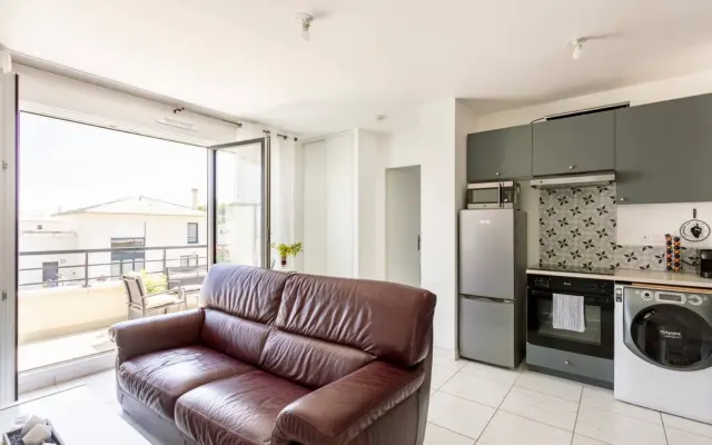 Appartamento completamente attrezzato con terrazza e parcheggio.