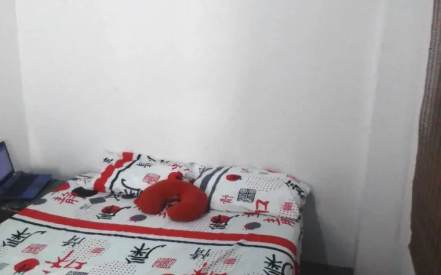 Je partage un modeste appartement à El Peñol, près de Guatapé...