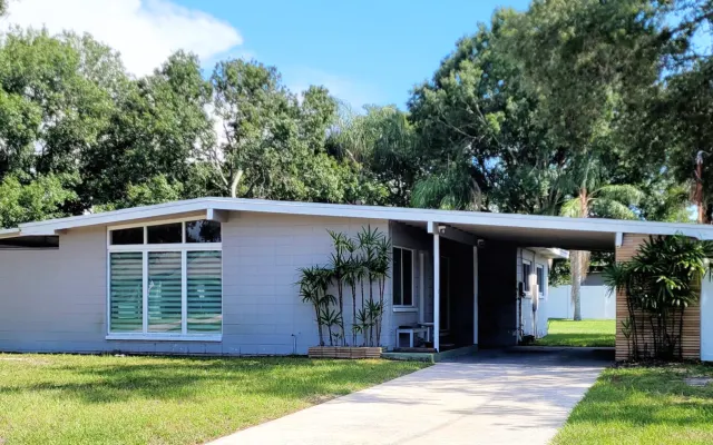 Le charme du milieu du siècle dans le sud de Tampa