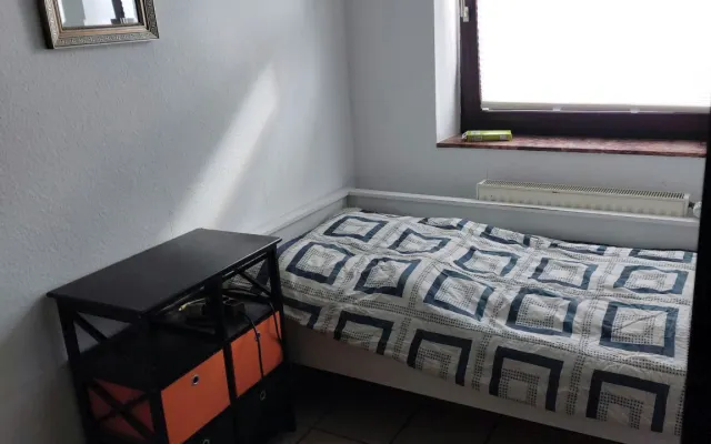 Dans ma maison individuelle au milieu de la verdure, il y a un petit...