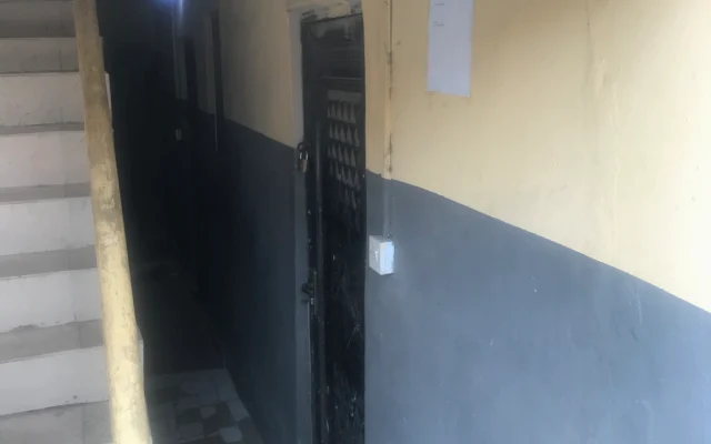 Ven a compartir mi portátil de una habitación selfcon