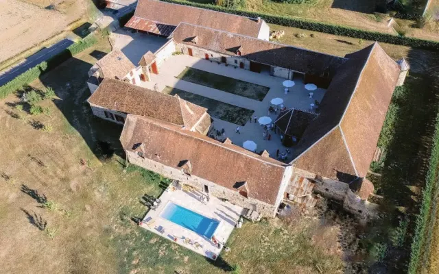 Private estate for 30 people with swimming pool and jacuzzi