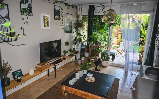 Green apartment with garden on ground floor