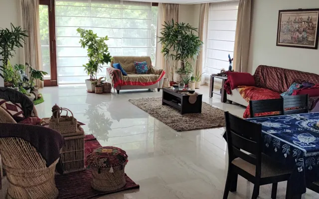 Grande quarto privado num apartamento moderno junto ao movimentado...