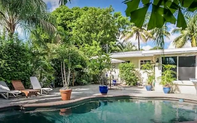 Dog friendly studio apt with clothing opt. pool just off Wilton Drive