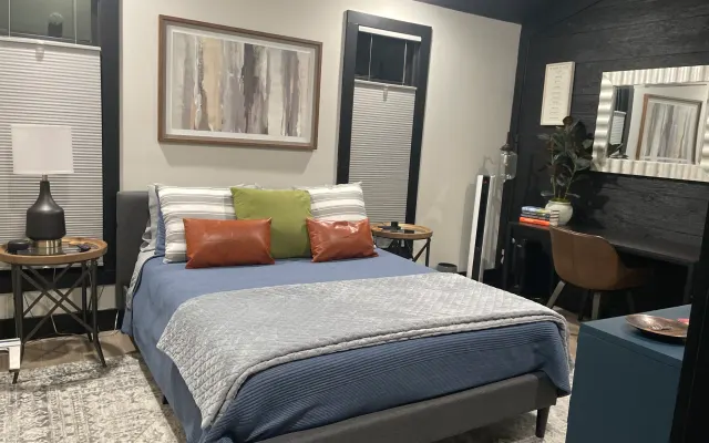 Private bedroom and bathroom in Shared modern home