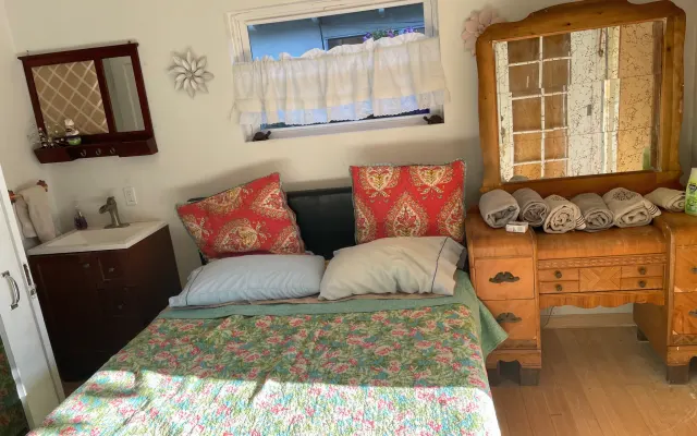 Beverly Hills Adjacent -private entrance room, large Patio