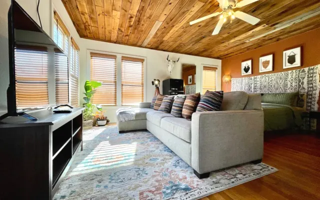 TheStudio at MonticelloPark- Hottub, KingBed & Firepit!